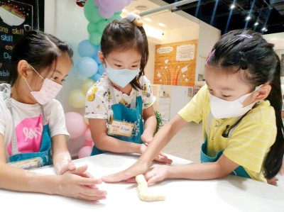 Heart-Shaped Butter Cookies Bake-at-Home Box