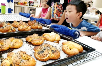 PRETZEL Bake-at-Home Box